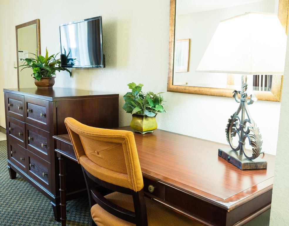 Quality Inn Tampa Lake Magdalene المظهر الخارجي الصورة